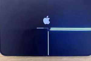 Apple визнала проблему внутрішнього екрана iPhone Duo &mdash; дефектні смартфони замінять безкоштовно фото