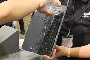 ASUS Expertbook Ultra показав міцність на публіці: ноутбук гнули, кидали й поливали водою фото