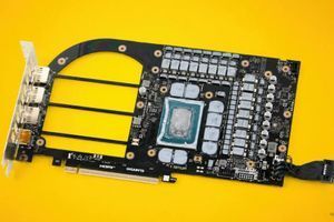 Gigabyte здивувала незвичайною GeForce RTX 5080 із величезним отвором прямо в друкованій платі фото