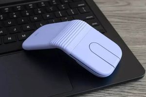 Logitech представила складану мишу Mobi Fold: поміщається в кишеню та працює місяць без зарядки фото