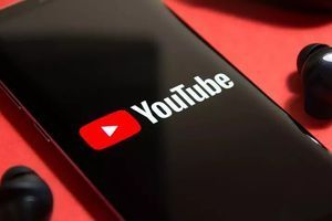 YouTube змінює мобільний інтерфейс: &laquo;Підписки&raquo; переїжджають нагору, а користувачі зможуть створювати власні відеострічки фото